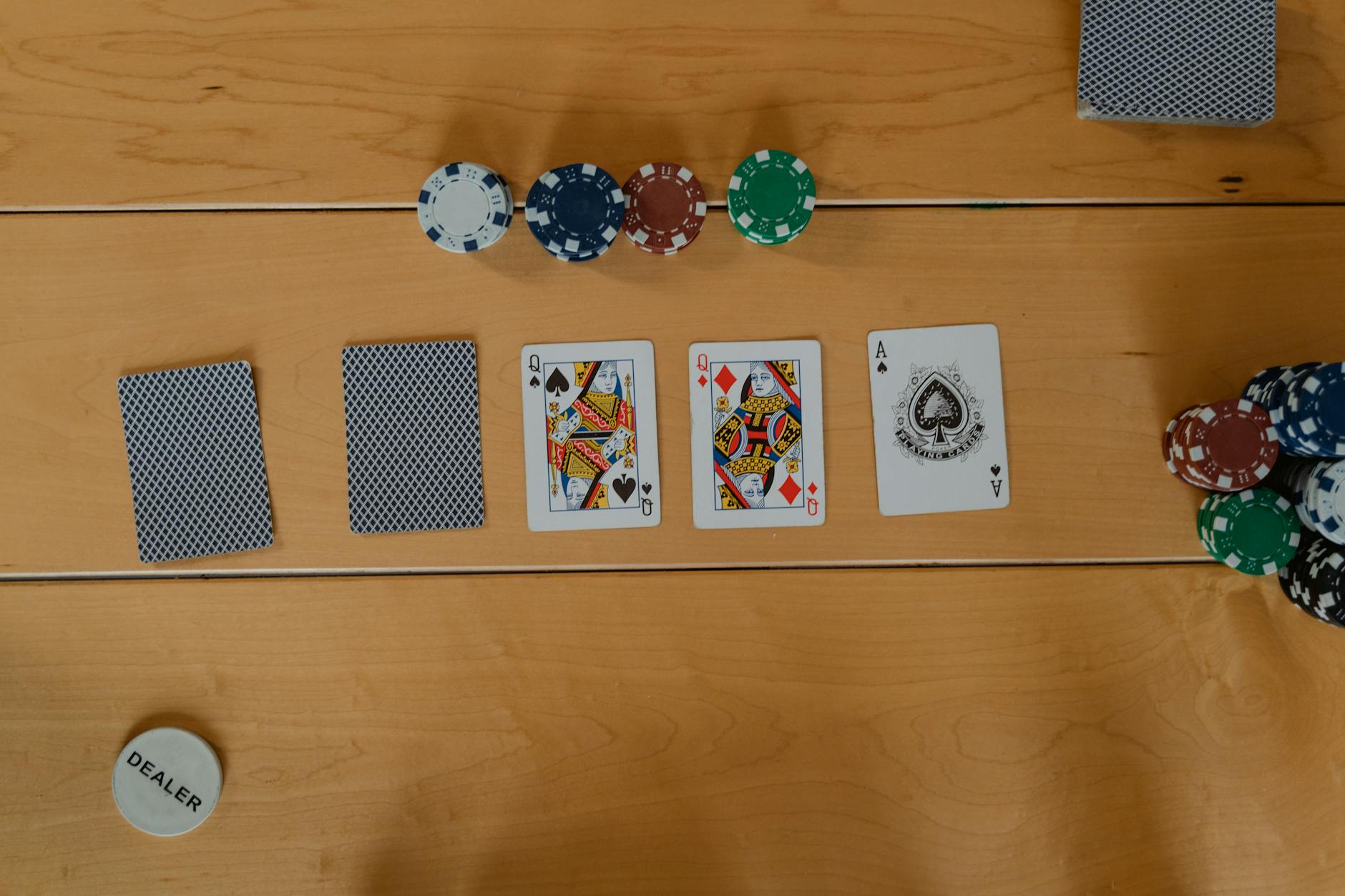Board và cấu trúc mặt bài quyết định rất lớn đến khả năng bluff thành công.